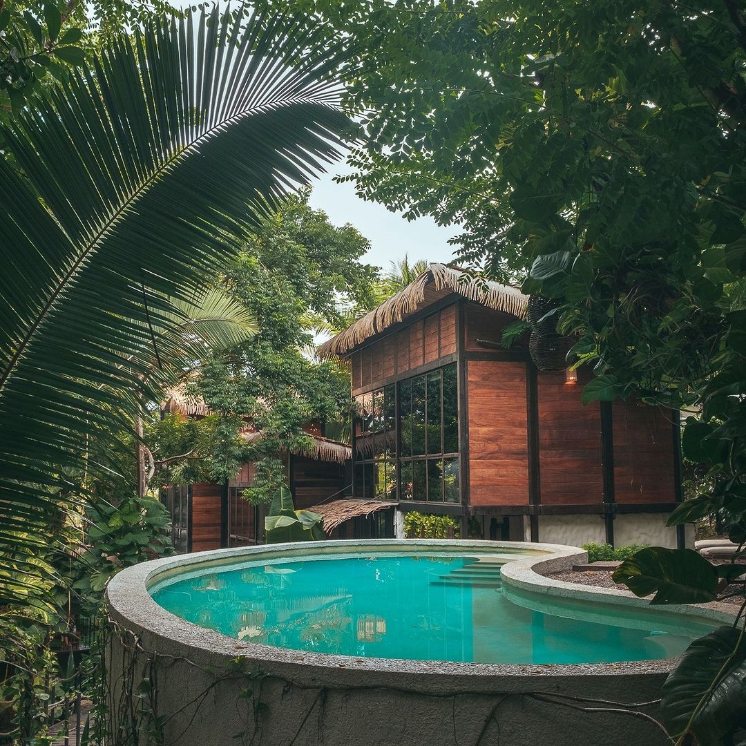 Hospédate en estas cabañas en medio de la selva y mar azul de Sayulita