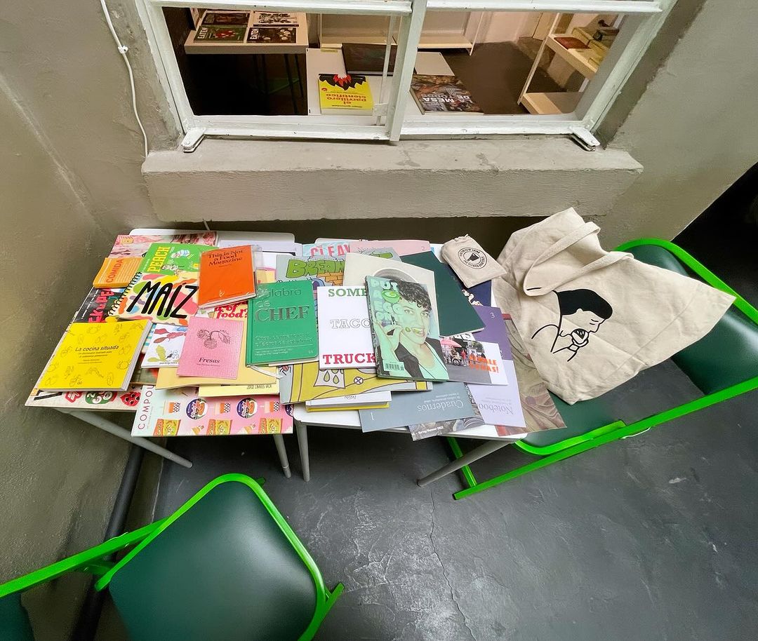 Conoce el café en la CDMX con una mini biblioteca de libros de comida