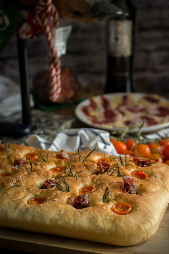 Focaccia de jamón, tomate y romero.
