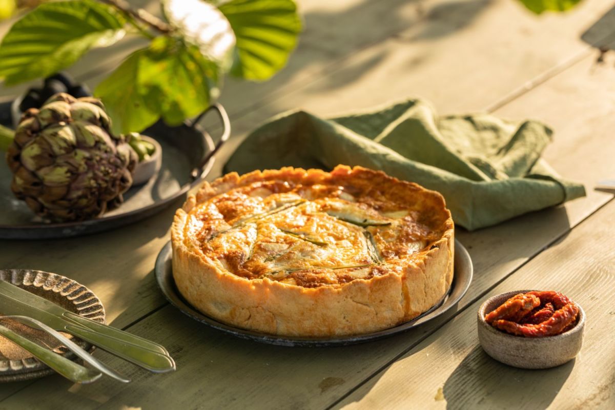 Hojaldre con alcachofas, jamón serrano y queso cheddar