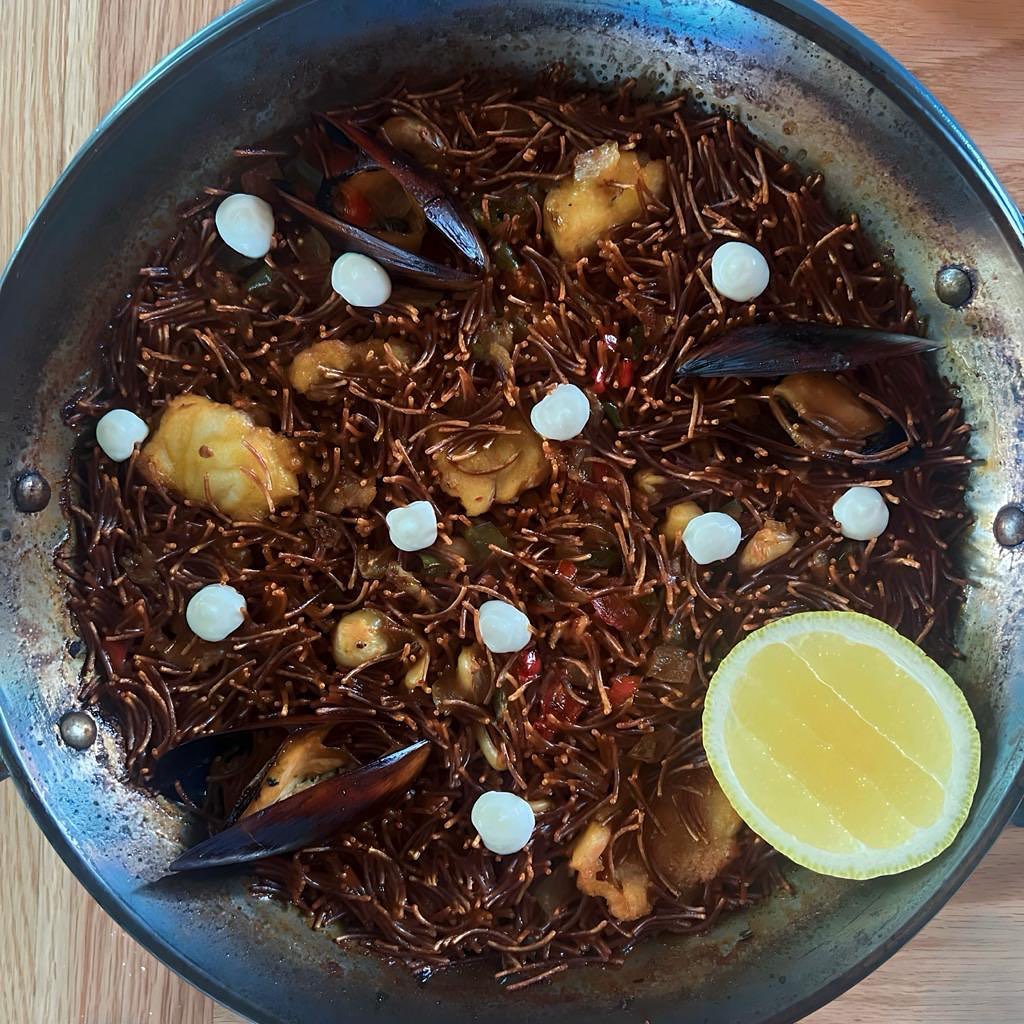 Fideuá de rapé y sepia