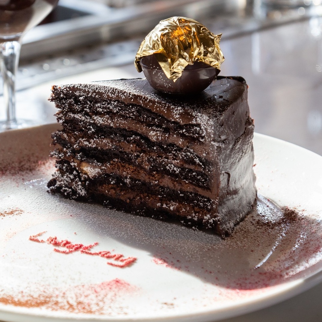 Pastel de capas de chocolate