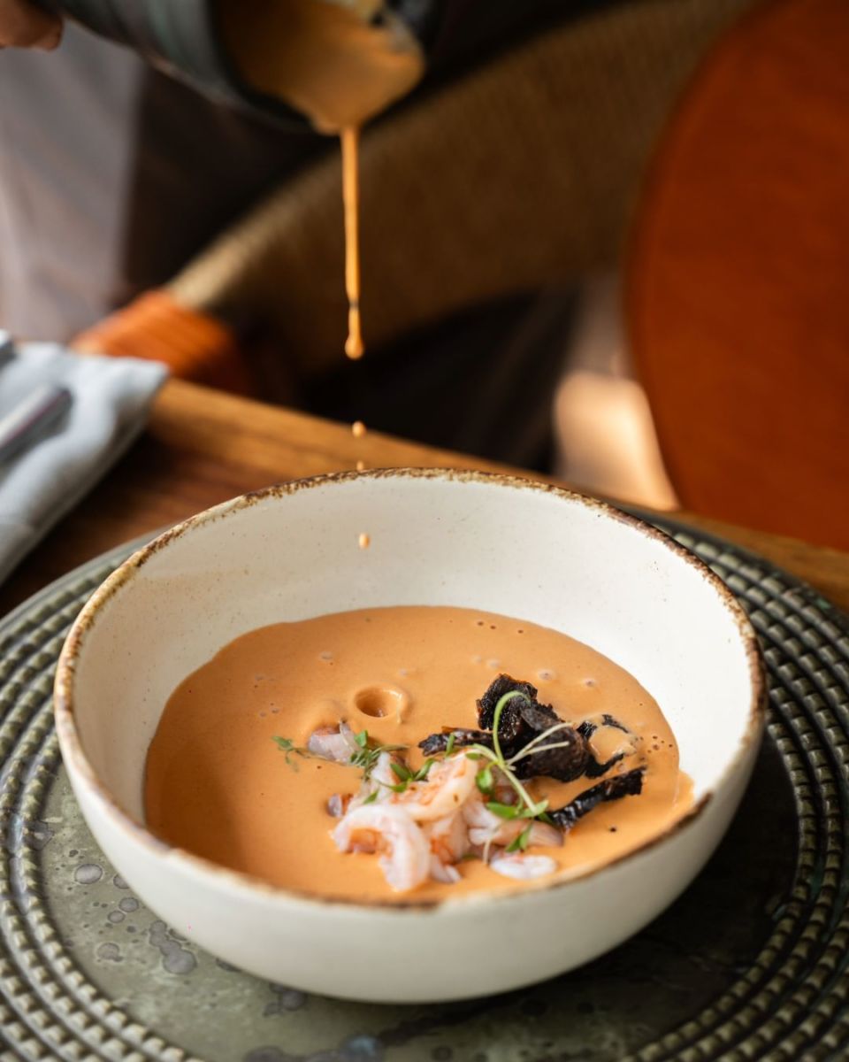 Crema de chile ancho y camarones de Altanera