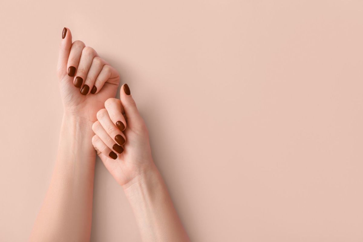 Uñas chocolate, la manicura que debes llevar esta temporada decembrina