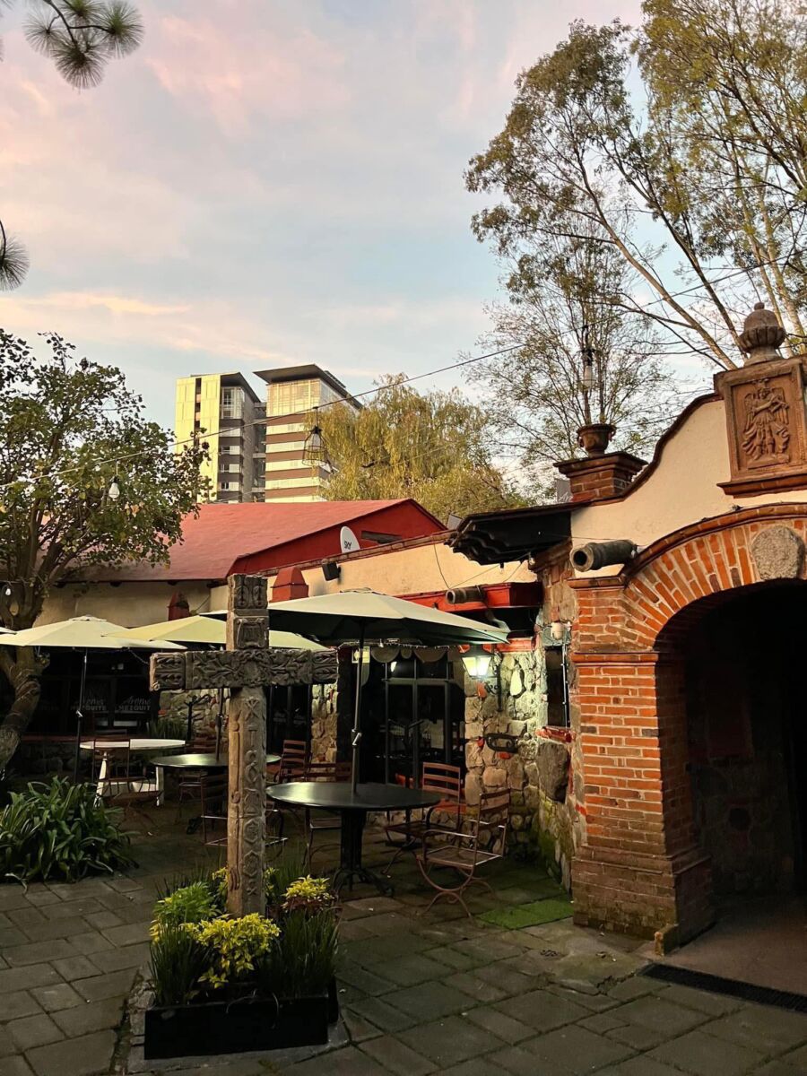 Interior del patio del restaurante Aroma Mezquite