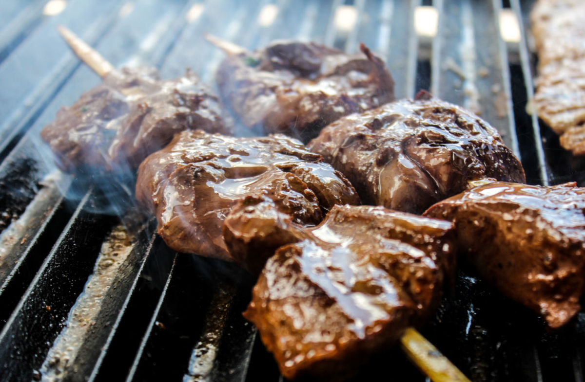 Anticuchos comida callejera en Lima
