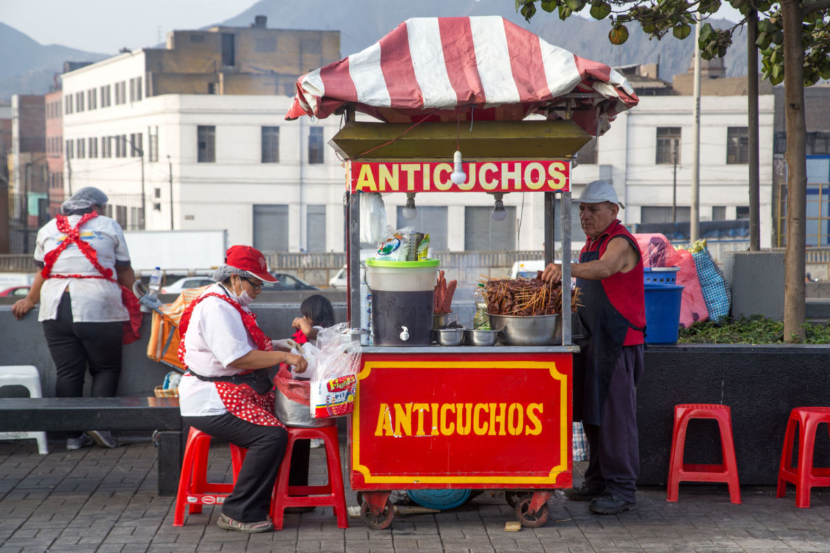 Puesto de comida callejera en Lima