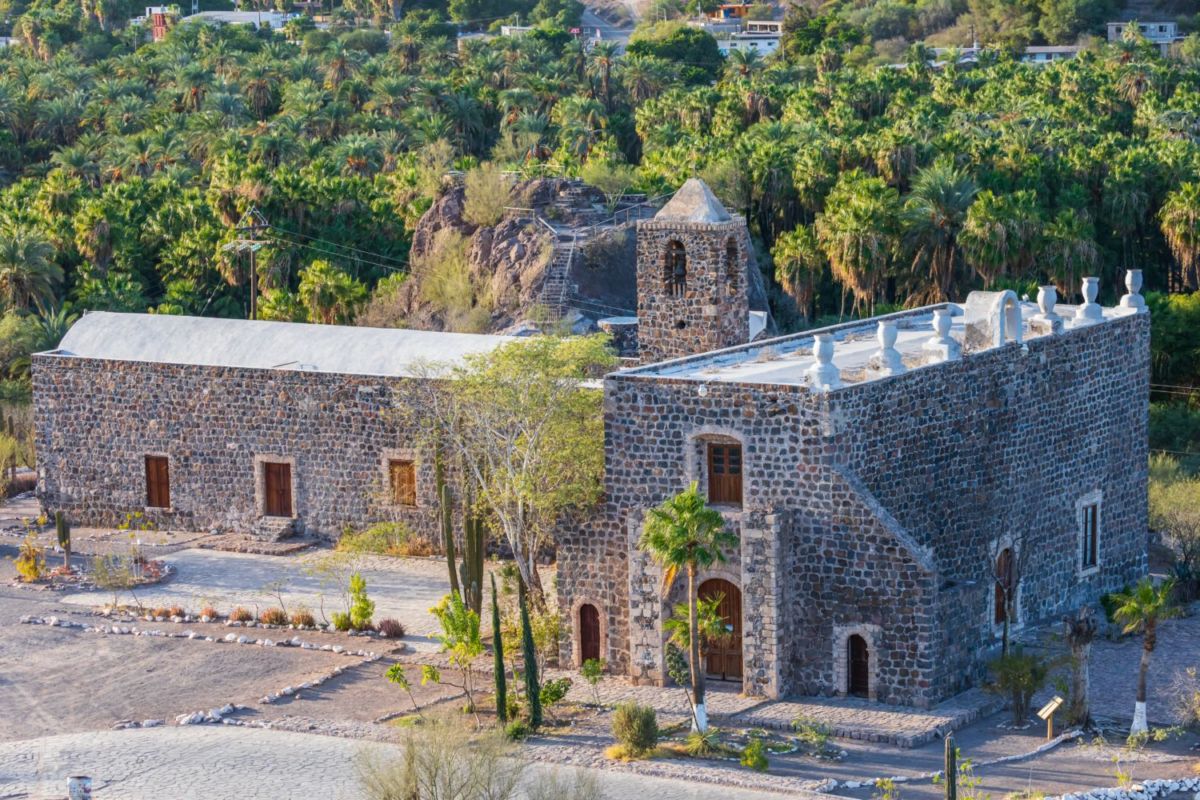 Misión de Santa Rosalía de Mulegé rodeada de palmeras en oasis de Baja California Sur