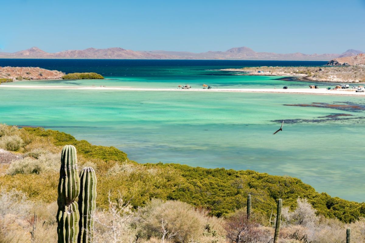 Vista de Bahía Concepción con aguas turquesa y zonas poco profundas sin oleaje en Baja California Sur