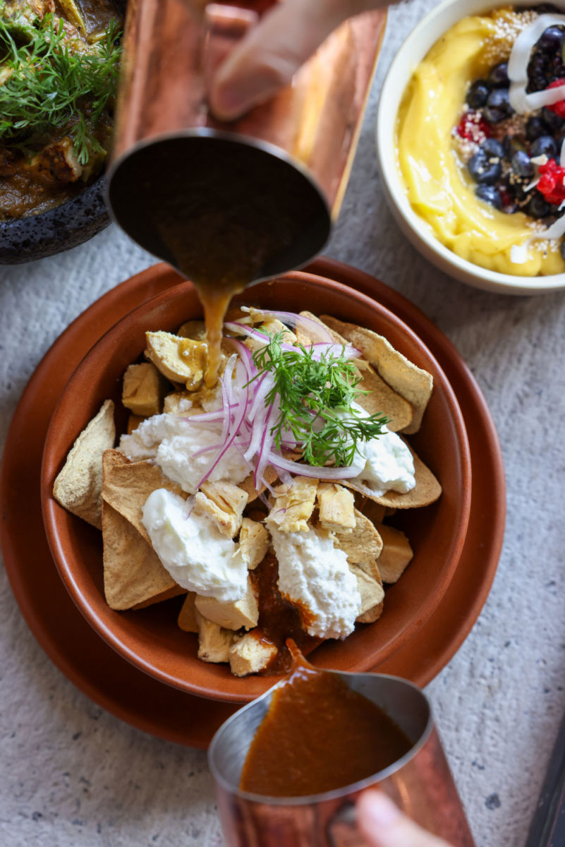 Por fin tenemos la receta secreta de los chilaquiles de Aromas Cotidianos (y te la pasamos)