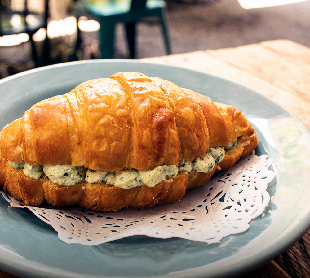 Croissant relleno de queso ricotta y espinaca