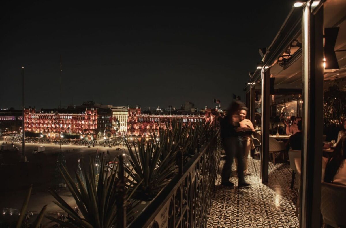 Terraza con vista a edificio histórico en la CDMX