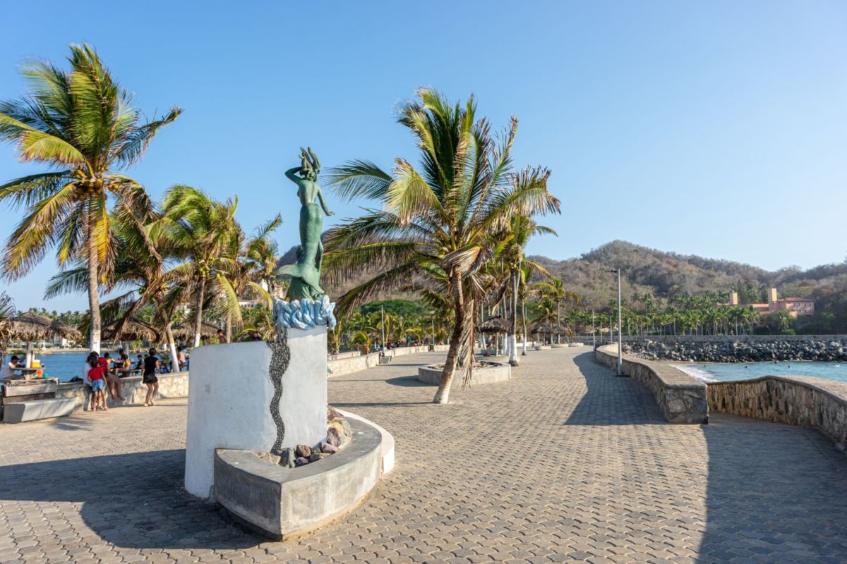 malecón de Barra de Navidad en Jalisco