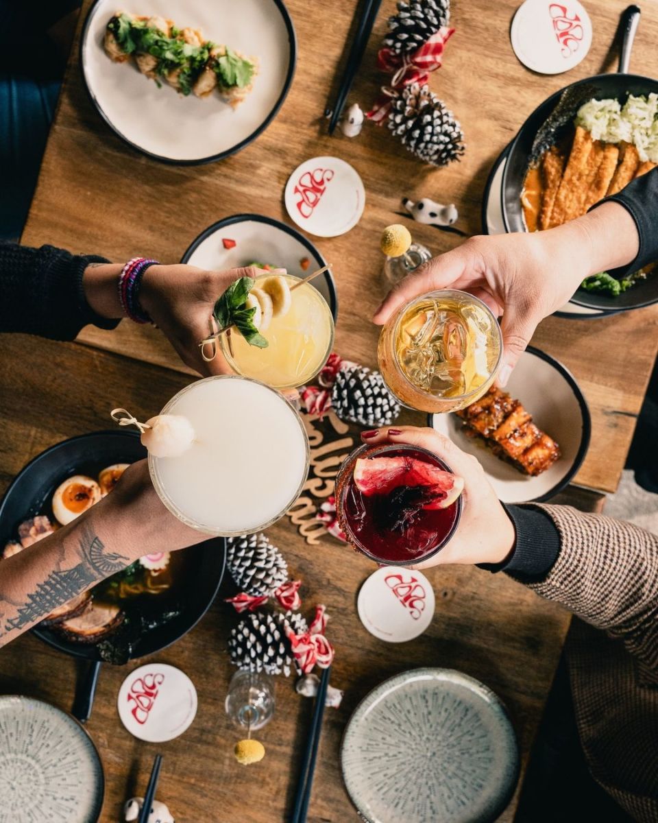 La nueva coctelería de esta barra de ramen es tan deli y agradable, que podría convertirse en tu nuevo lugar favorito para el ‘pre’