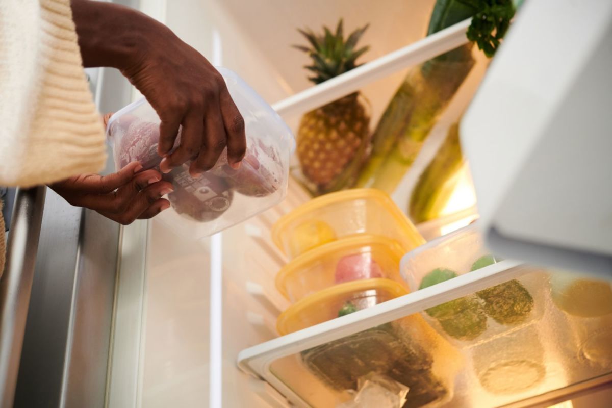 Esta es la mejor manera de acomodar las cosas en el refrigerador si quieres mantener las bacterias al mínimo
