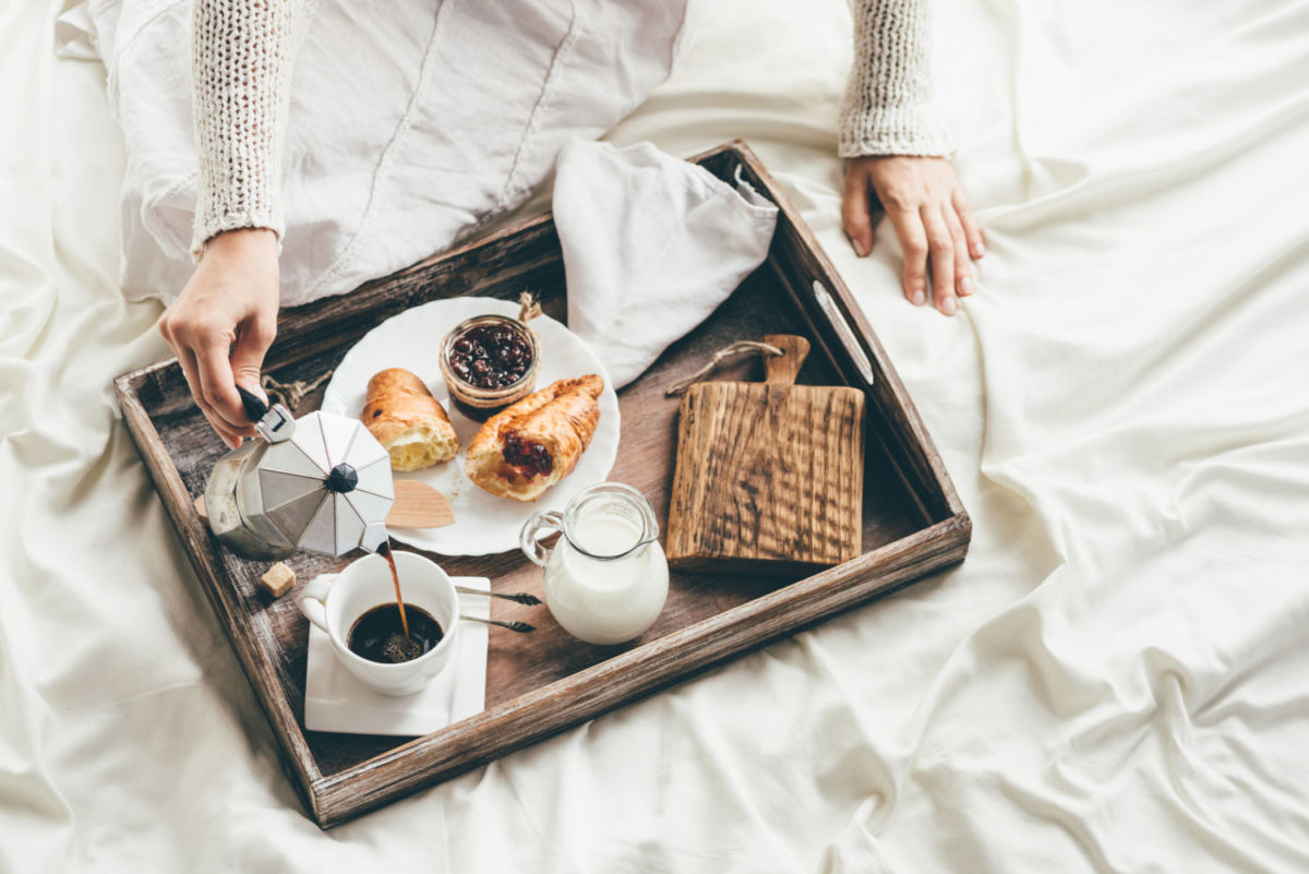 Idea para el 14 de febrero: Consiente a tu persona especial con un desayuno en la cama (aquí te dejamos 3 ideas híper fáciles y ‘deli’)