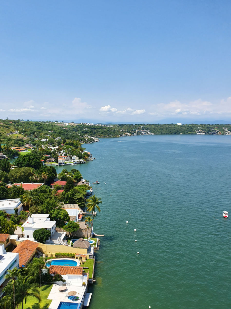 Este es de los lagos más bonitos para ponerte en modo vacacional cerca de la CDMX (hay cabañas y deportes acuáticos)