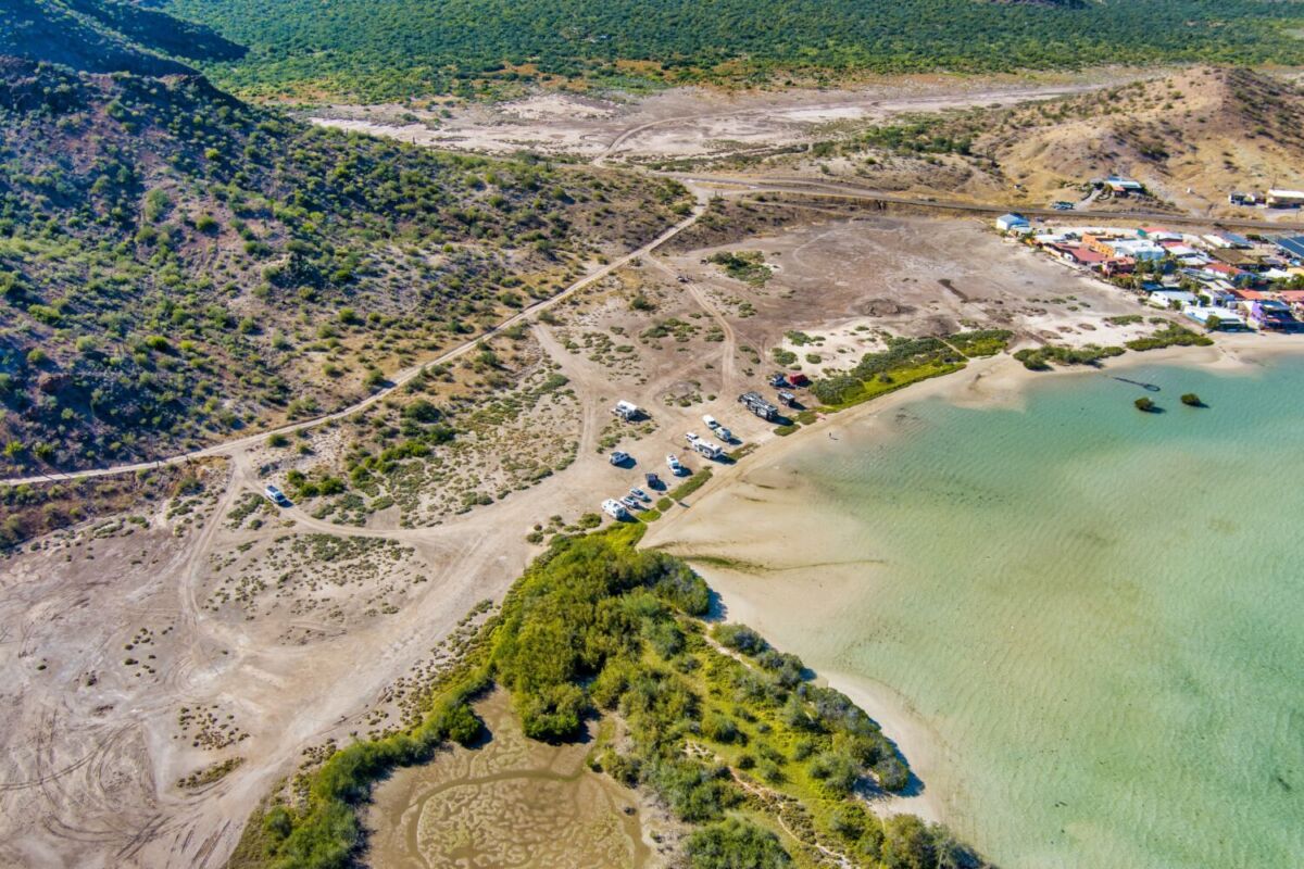 El mini pueblito con una playa sin olas que parece alberca y comida deliciosa (quienes lo conocen no lo comparten)