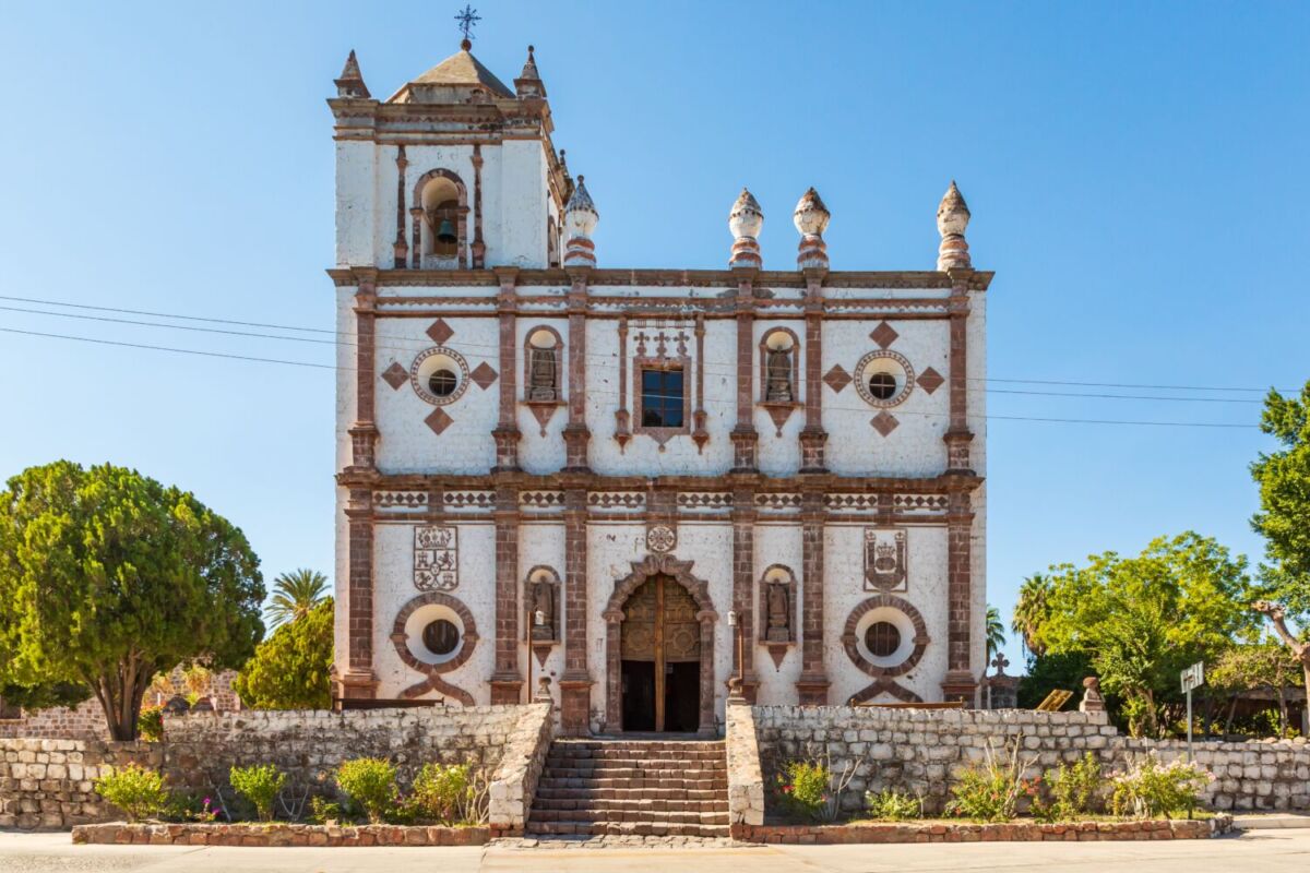 Fachada de la Misión de Santa Rosalía de Mulegé del siglo XVIII en Baja California Sur.