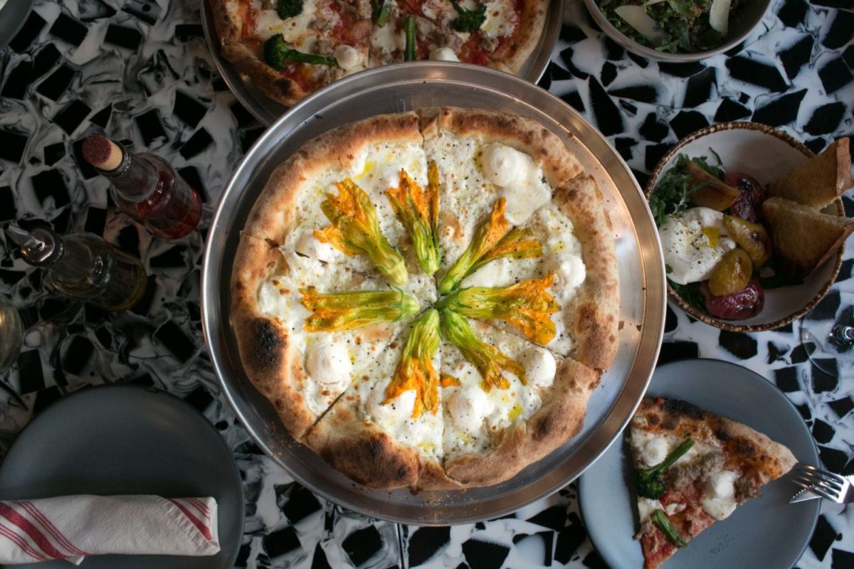 Pizzas al horno, proyecciones de películas y coctelería en este restaurante al sur de la CDMX