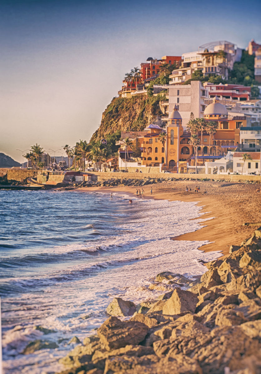 Esta es considerada la playa más tranquila de Mazatlán por sus aguas calmadas donde puedes nadar y tomar el sol tranquilamente 