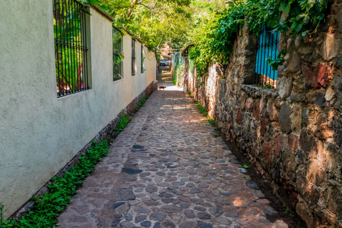 Calles adoquinadas en Pueblo Mágico mexicano