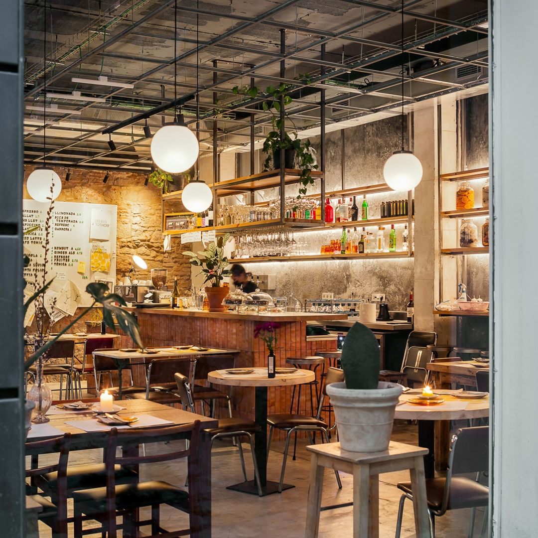 Los 11 restaurantes imprescindibles en el barrio con mayor encanto de Barcelona