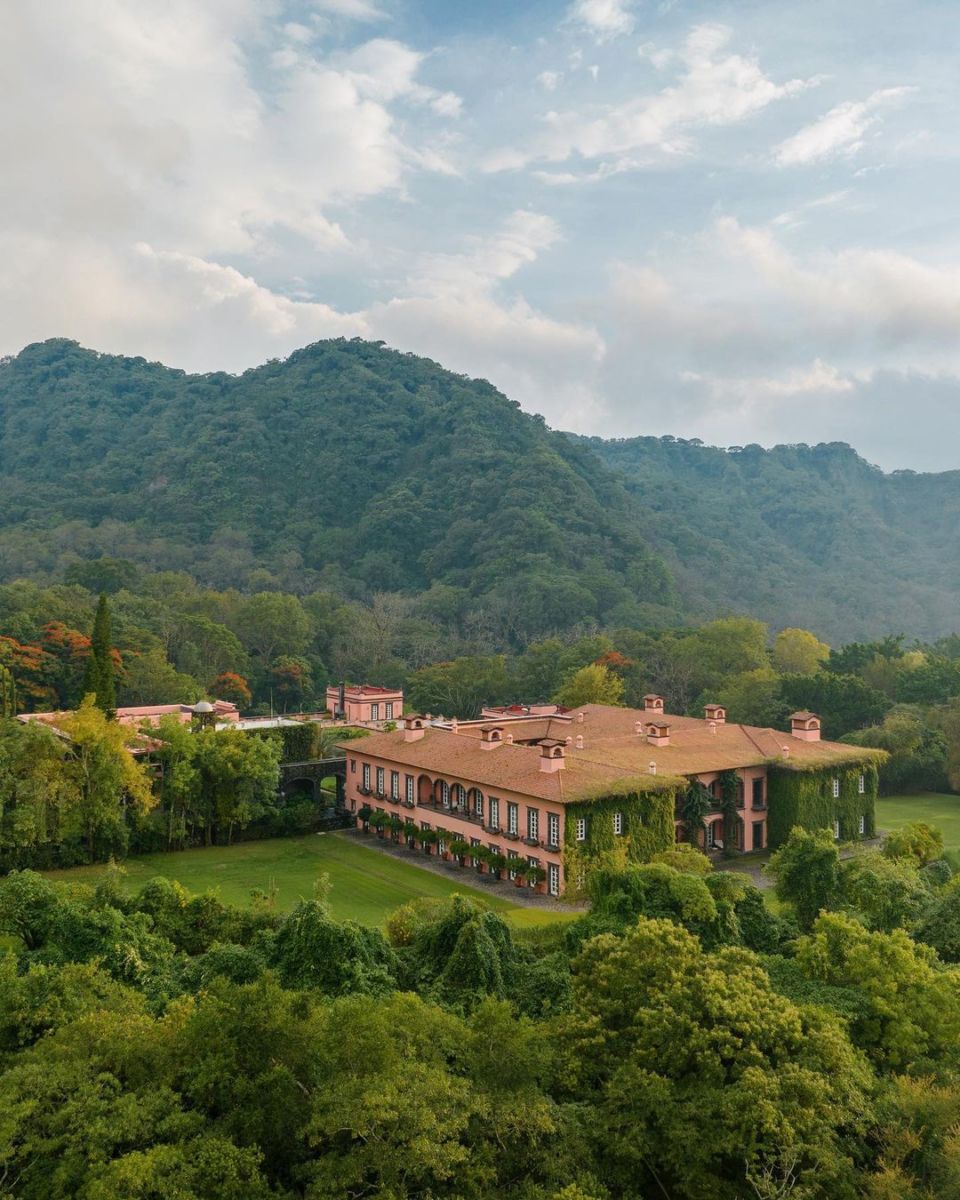 Existe una hacienda rosa que está escondida detrás de un majestuoso volcán activo en México