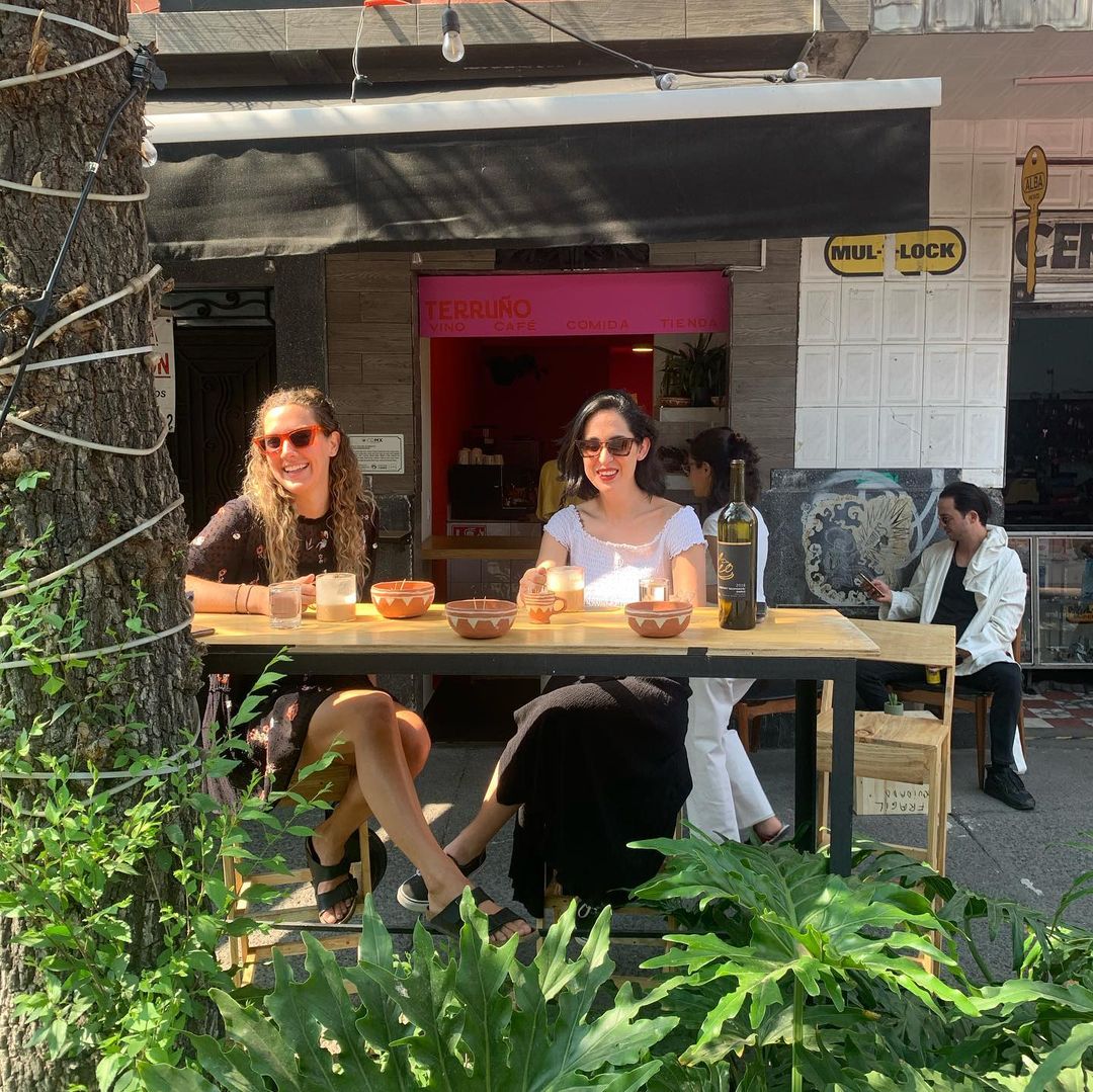 Siempre que mis amigxs y yo queremos vinos norteños, buena música y café vamos a este este rinconcito de la colonia Roma