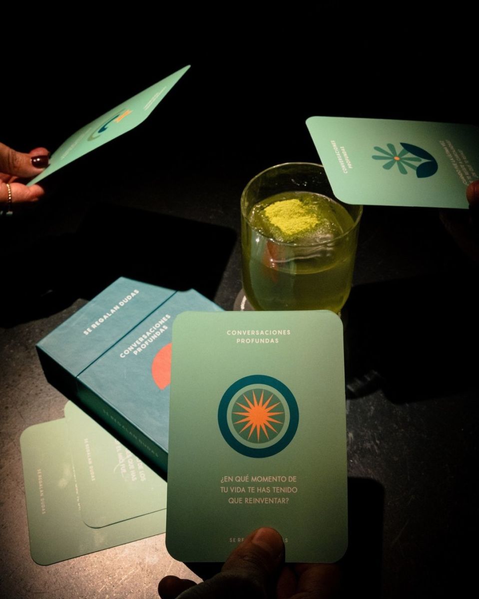 Pedí este cóctel en el bar del momento en la CDMX, y me trajeron unas cartas con preguntas diseñadas para tener conversaciones profundas 