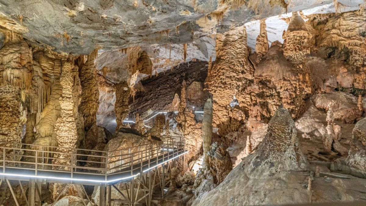 Caminar por este puente dentro de unas cuevas que te hacen sentir de cabeza es un espectáculo que todo el mundo debería vivir en México