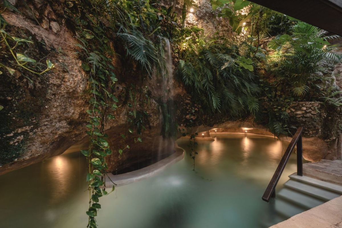 Este precioso hotel en Valladolid tiene su propia gruta de aguas mágicas escondida en sus instalaciones