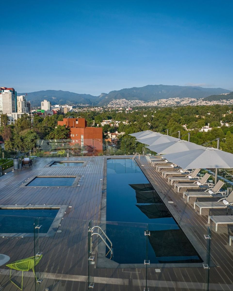 Bueno, bonito y barato: 5 hoteles con alberca en la CDMX para refrescarte por menos de $2,000 pesos la noche 