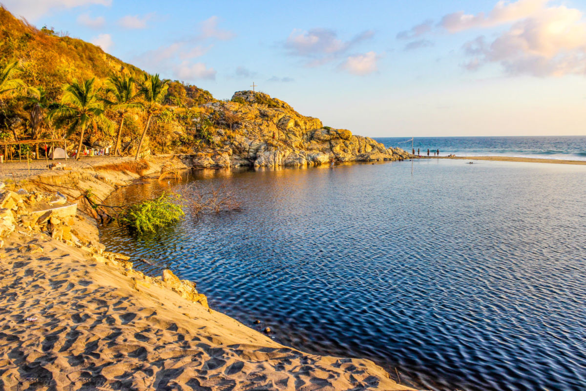 Es una laguna llena de manglares, pero también tiene una playa que parece una alberca gigante en Oaxaca