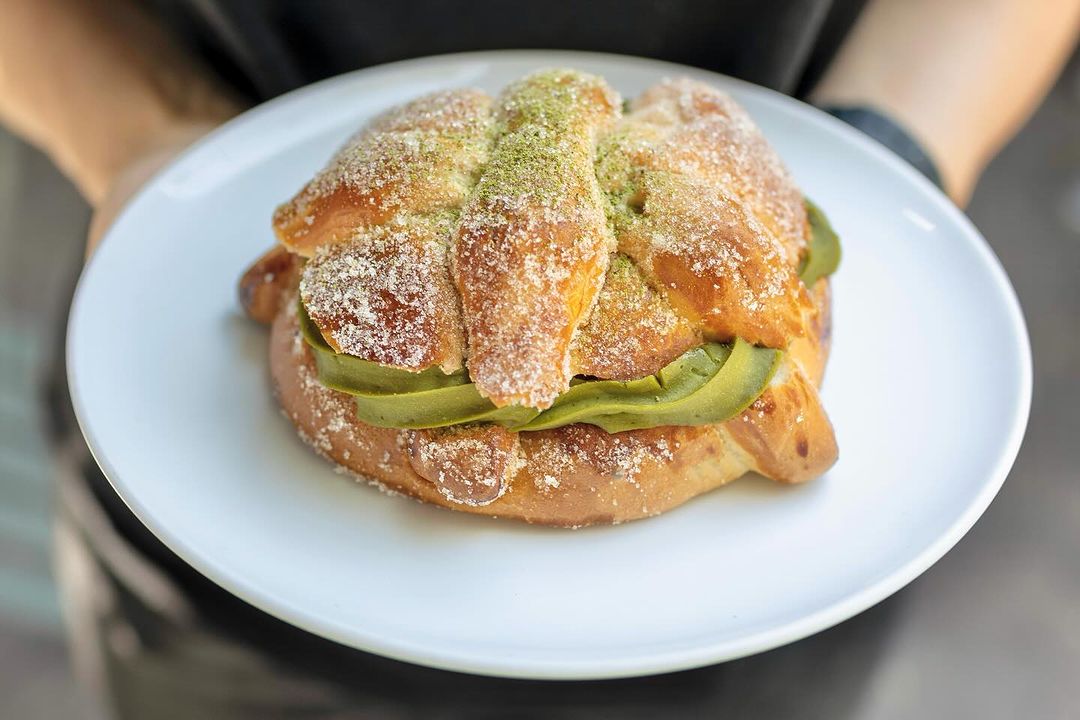 Pan de muerto relleno de crema de matcha