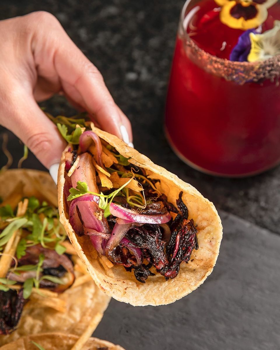 5 restaurantes en CDMX para amantes de la jamaica (con platos ultra frescos para los días de calor)