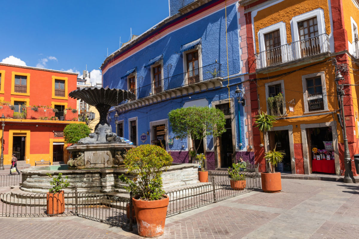 plaza bonita y romántica cerca del callejón del beso