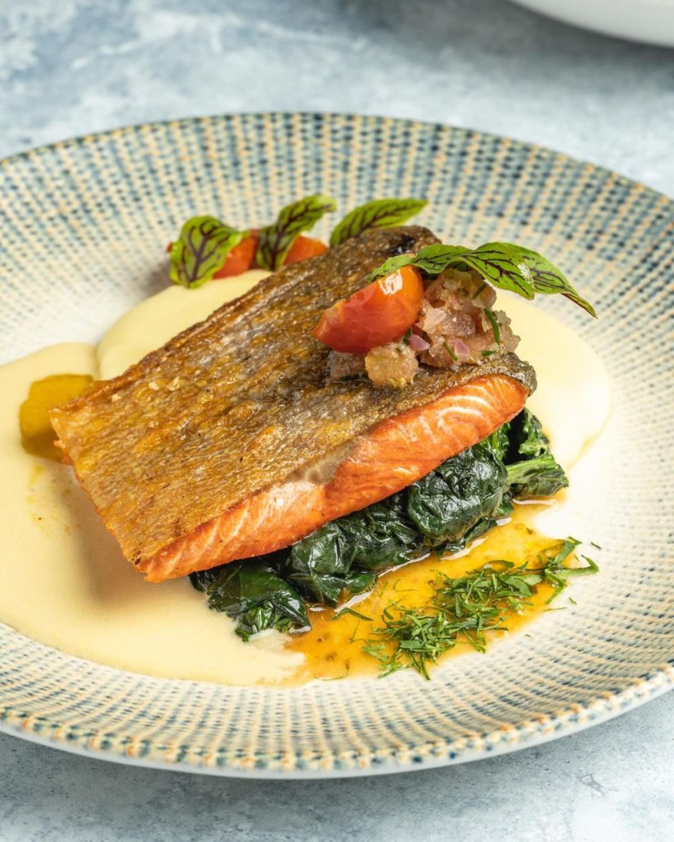 Salmón montado con vegetales