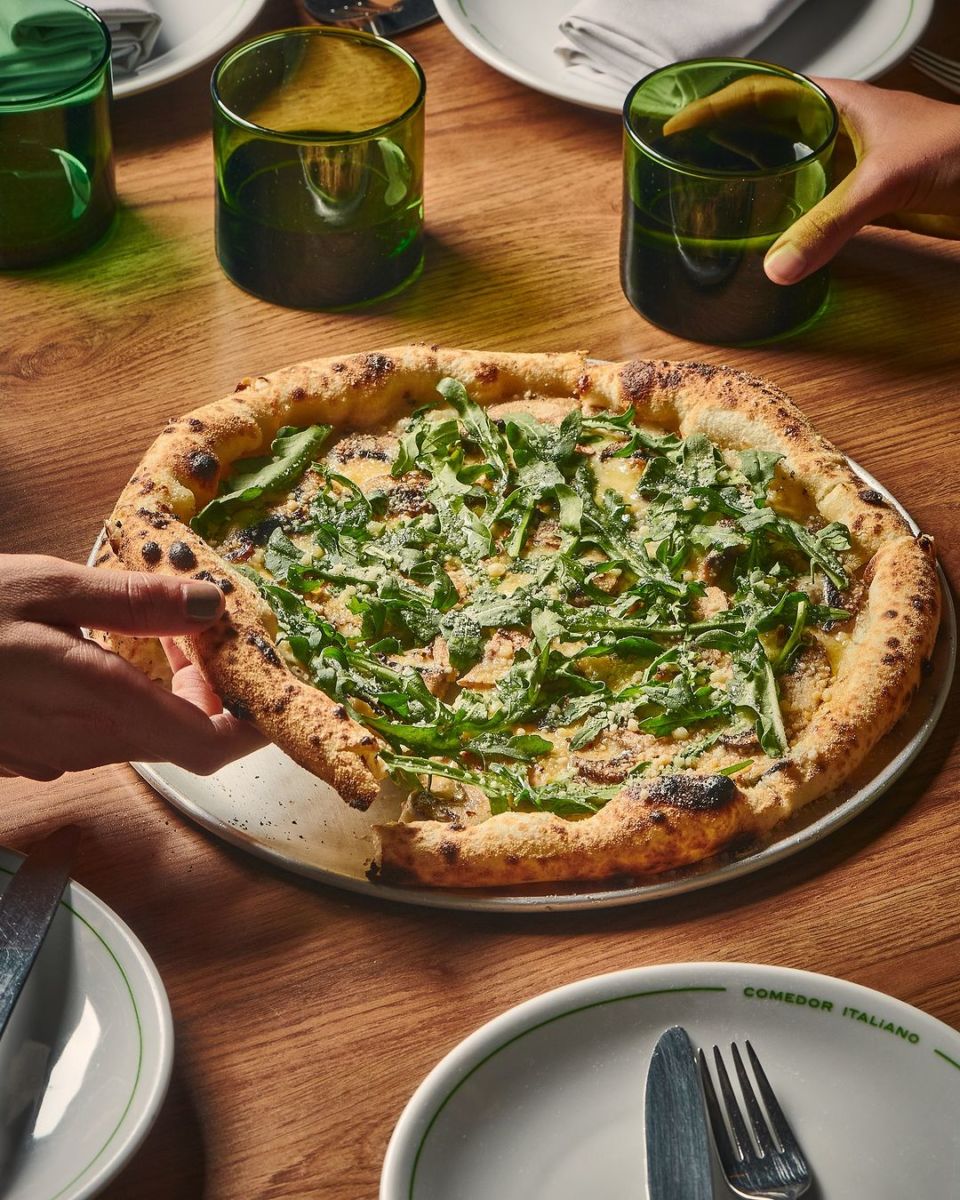 Pizza de hongos con rúgula