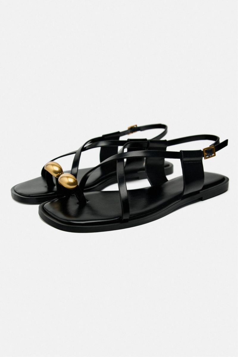 Sandalias con adorno metálico