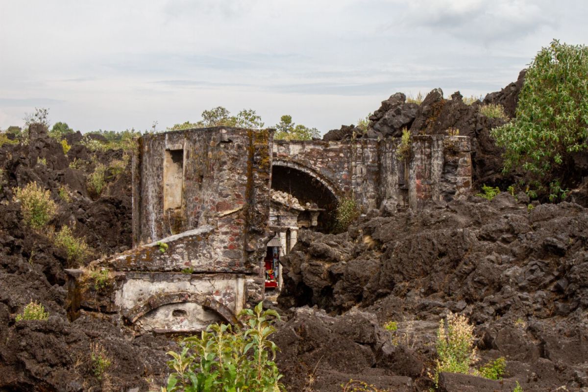 iglesia cuvierta de lava