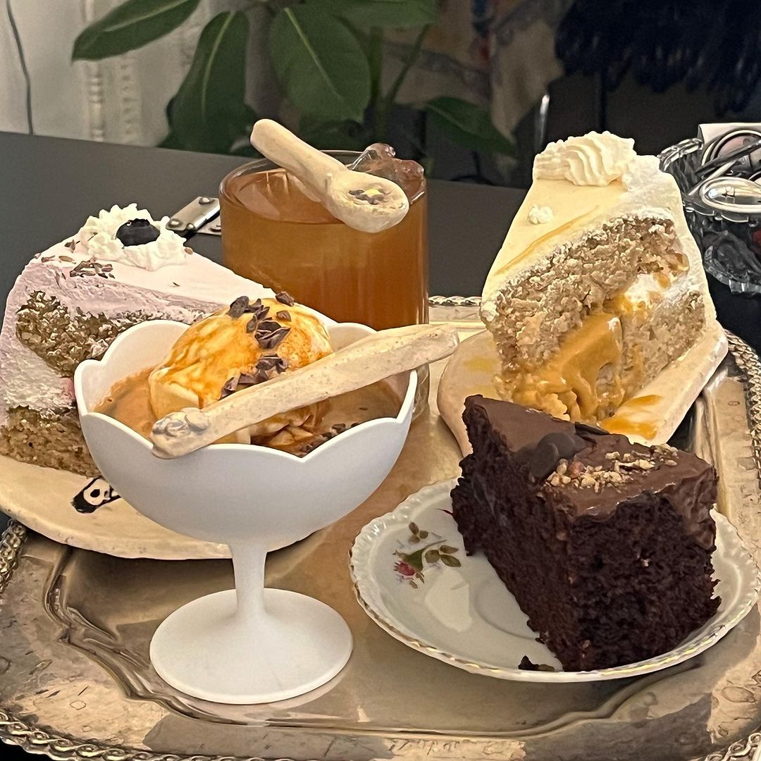 Té y pastel en Overreal Café