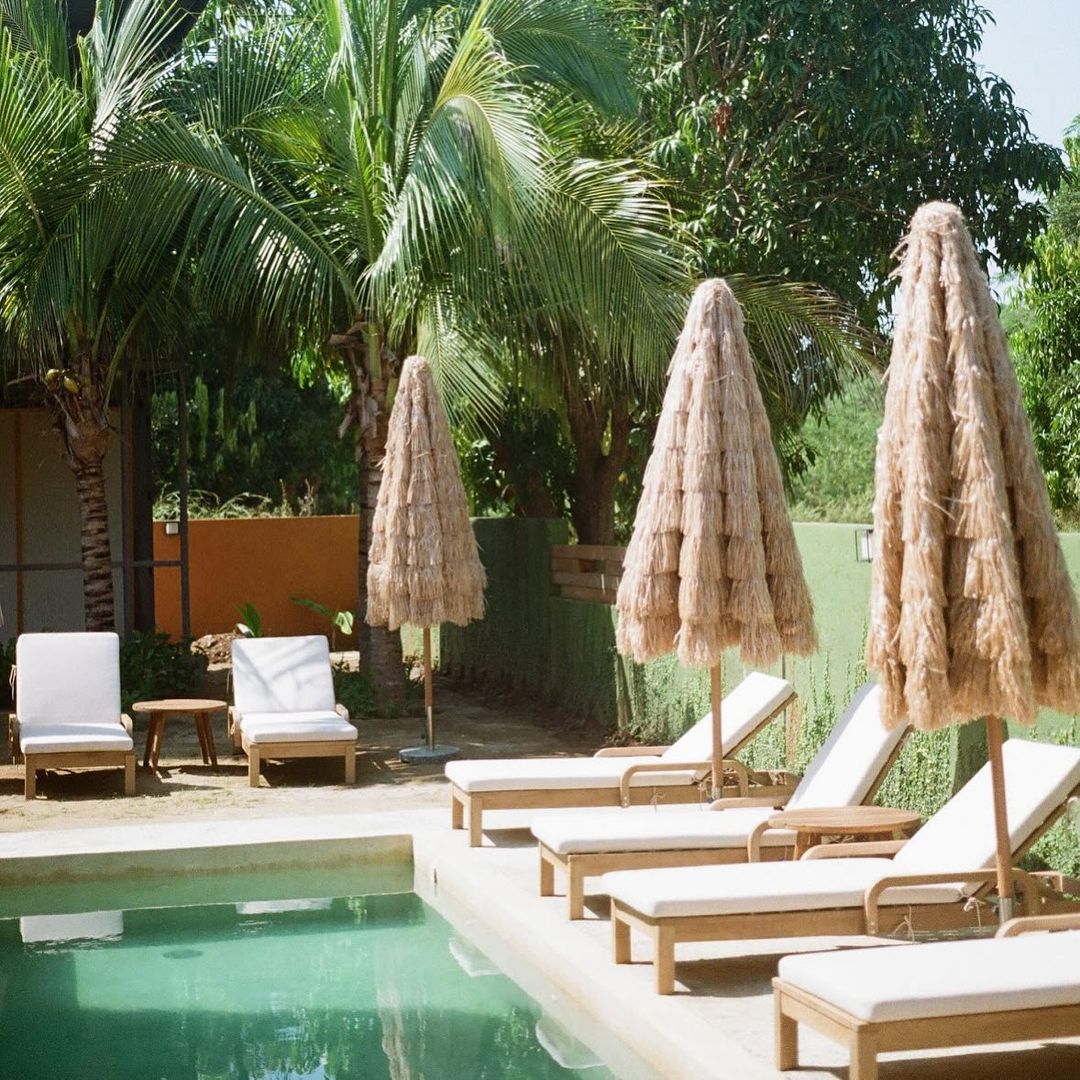 No lo sabías, pero con este calor te urge visitar estas cabañas surfistas en Zihuatanejo