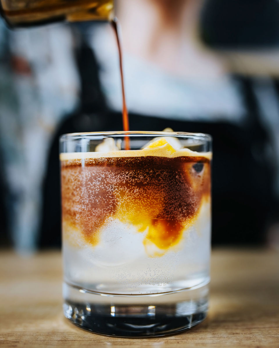 ¿Café con jugo de naranja? Es el ‘drink’ del momento y te decimos cómo prepararlo (fácil) desde casa