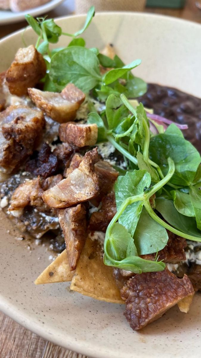 Chilaquiles con chicharrón regio