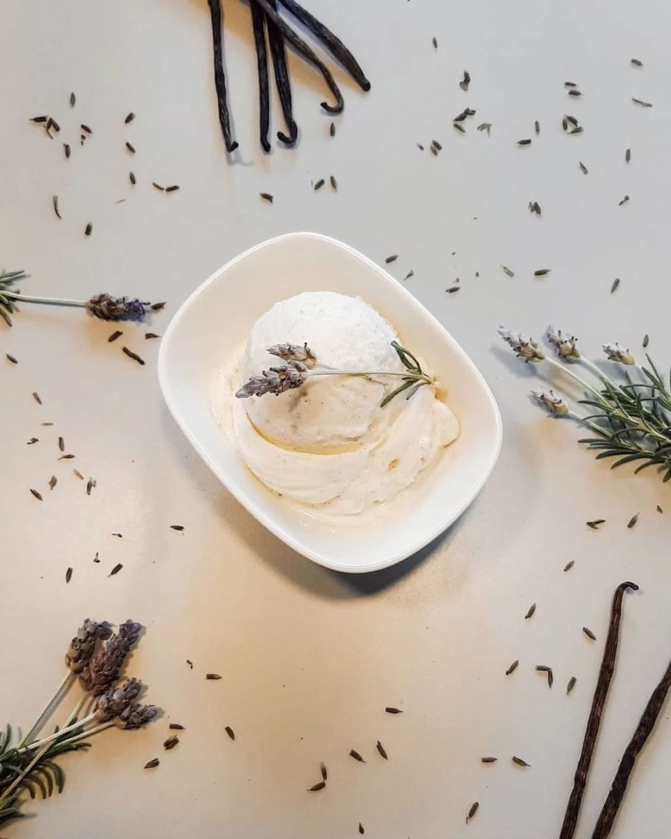 Helado de vainilla con lavanda