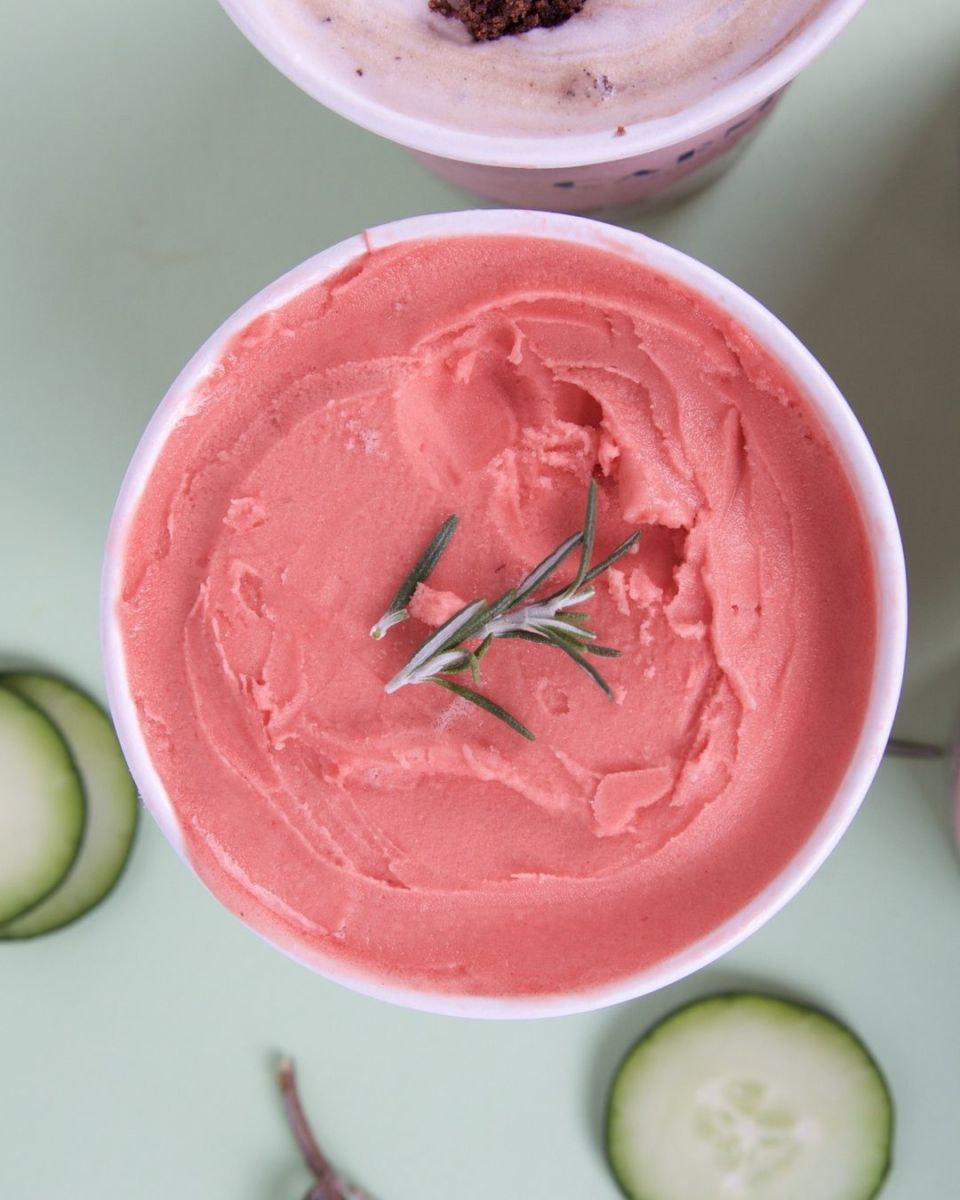 Helado de jamaica y romero