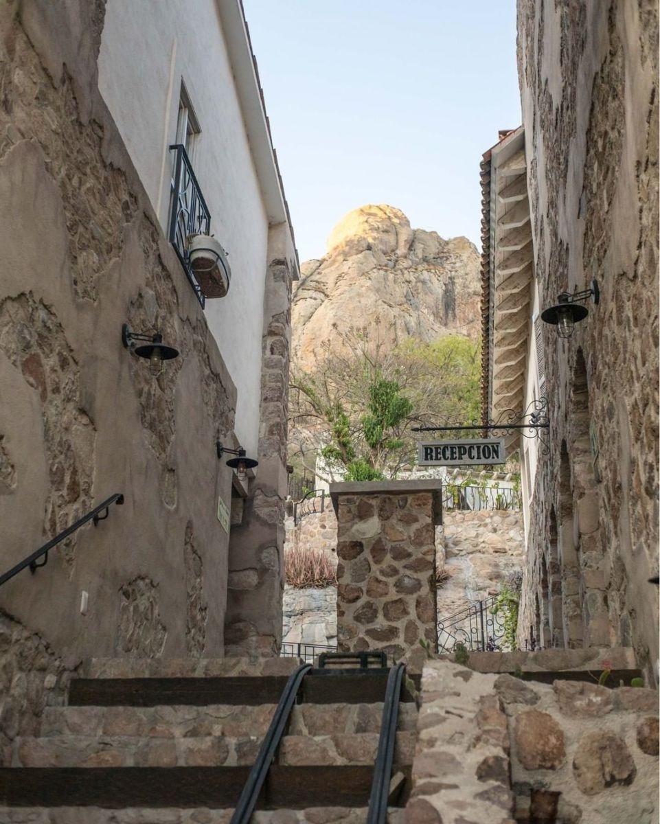 hotel de piedra Bernal