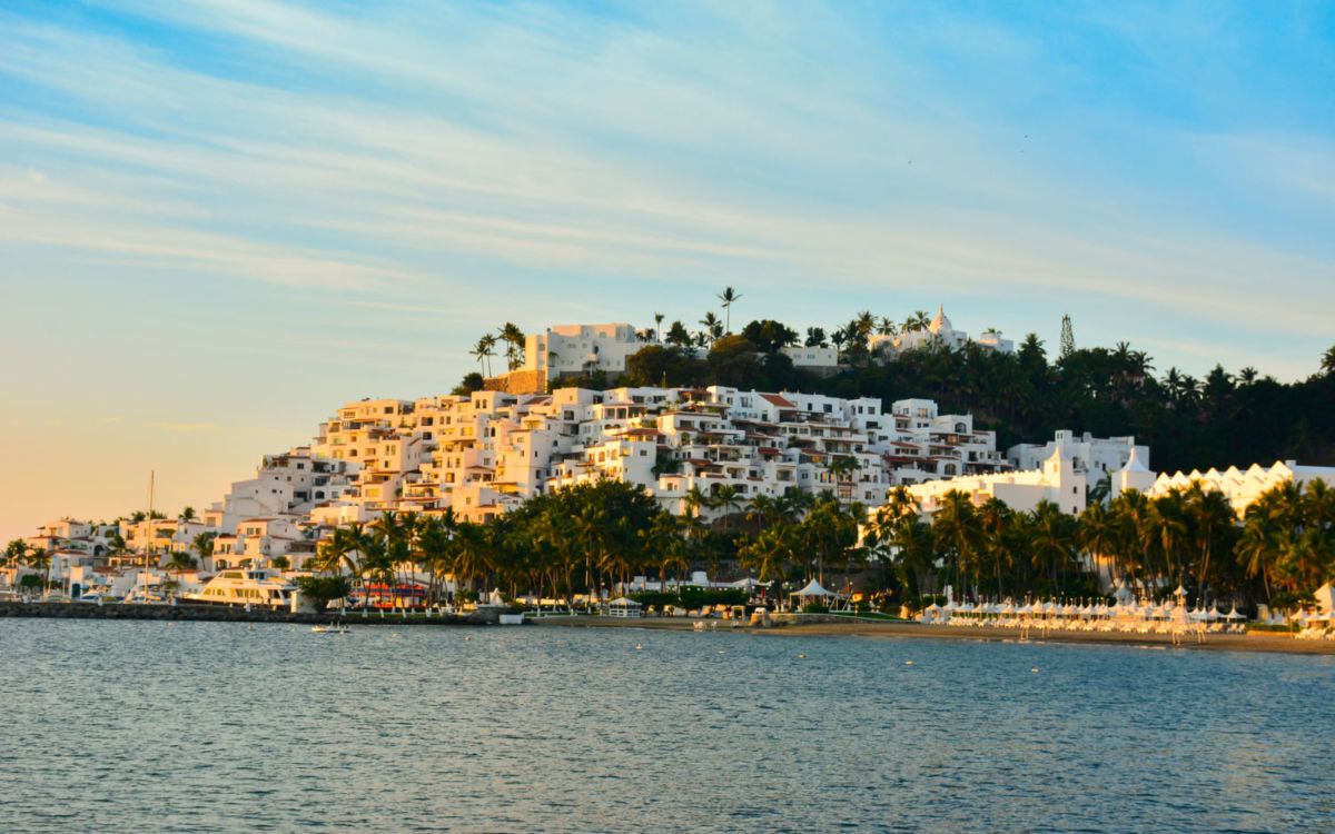 Playa y sal en este pueblito costero con casitas blancas en México
