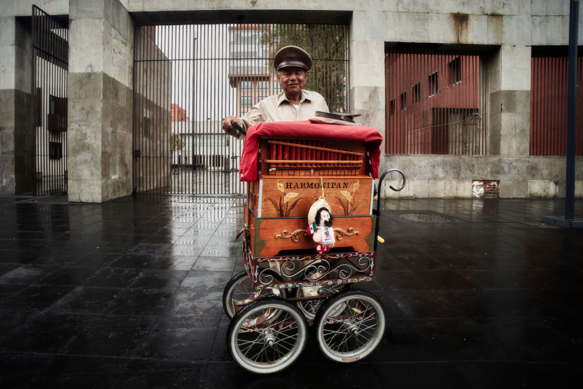 3 de los lugares más bonitos para escuchar a los organilleros en la CDMX (y la historia detrás de esta preciosa tradición mexicana)